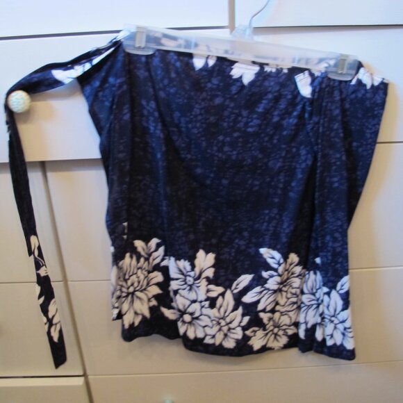 Mamu Hawaiian Wrap A Round Mini Skirt. size medium. blue and white - Picture 2 of 6